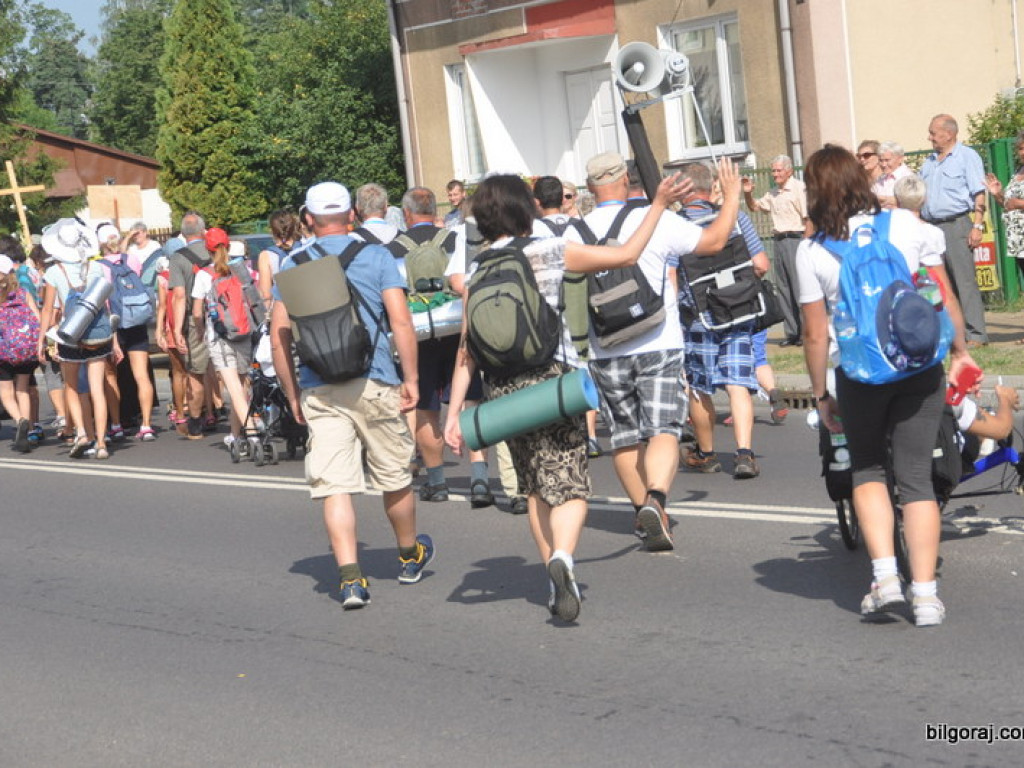 Biłgoraj ruszył na pątniczy szlak do Tronu Jasnogórskiej Pani (FOTO)