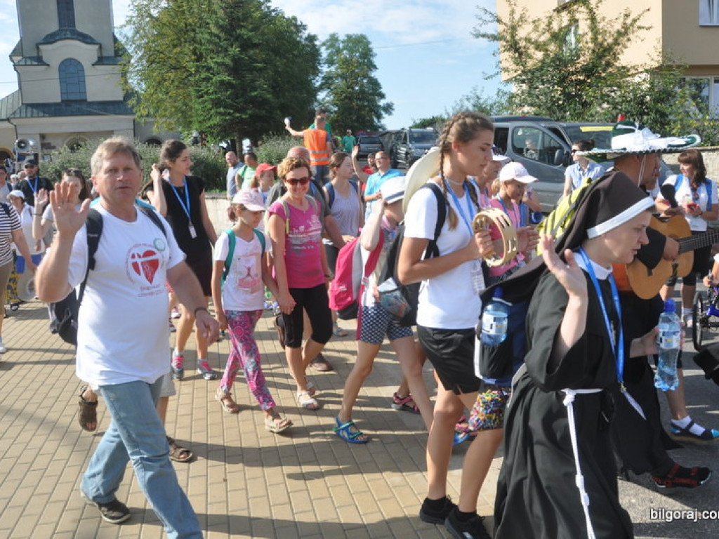 Biłgoraj ruszył na pątniczy szlak do Tronu Jasnogórskiej Pani (FOTO)