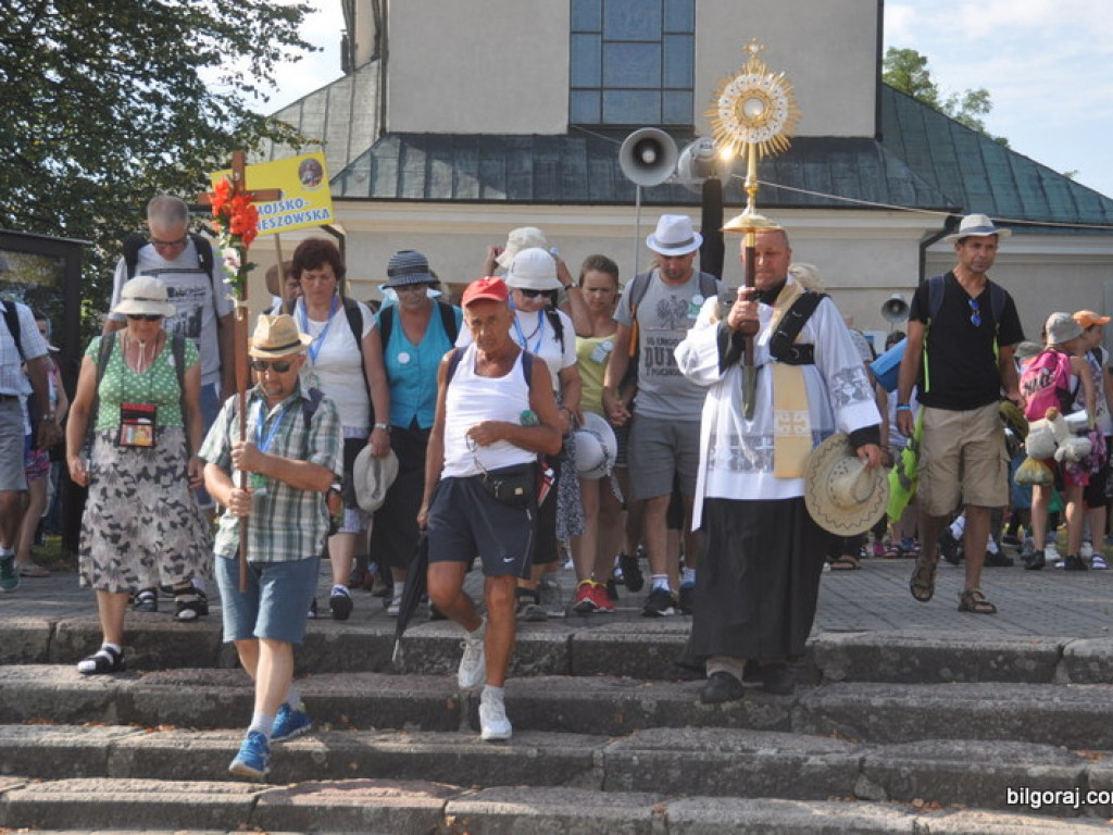 Biłgoraj ruszył na pątniczy szlak do Tronu Jasnogórskiej Pani (FOTO)