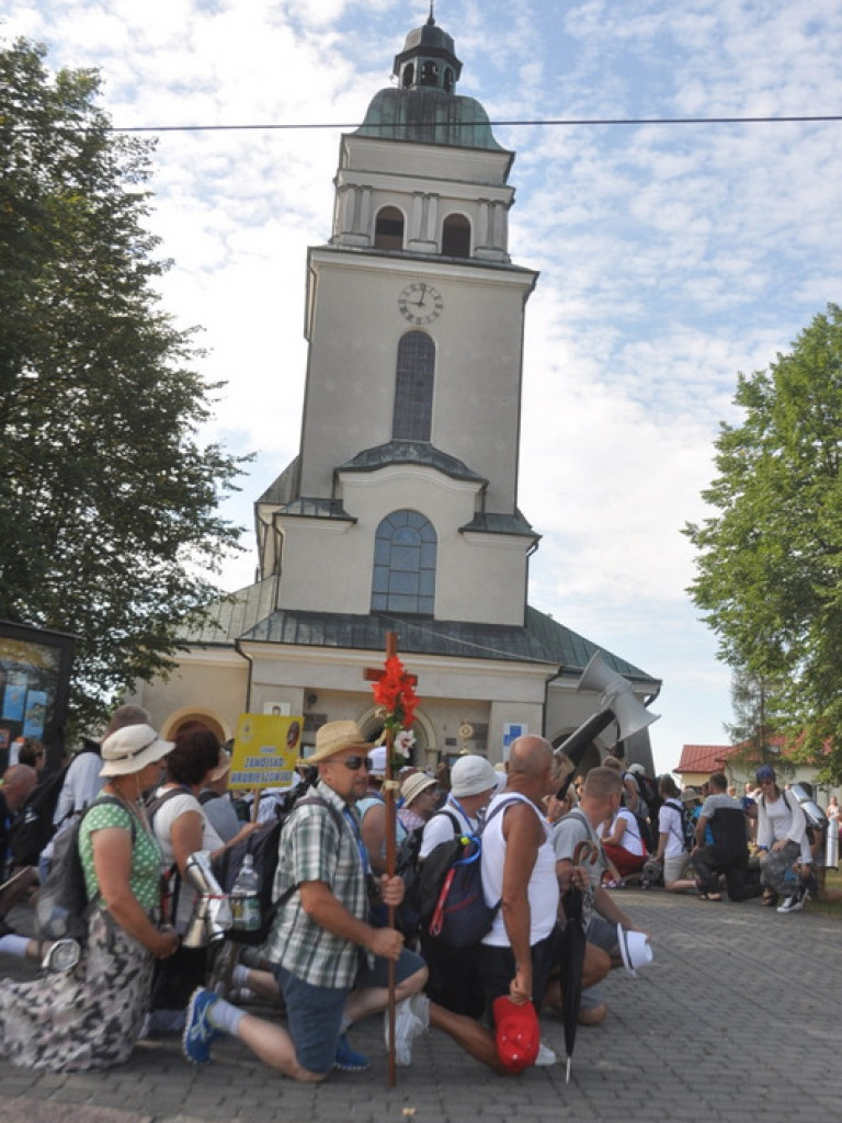 Biłgoraj ruszył na pątniczy szlak do Tronu Jasnogórskiej Pani (FOTO)
