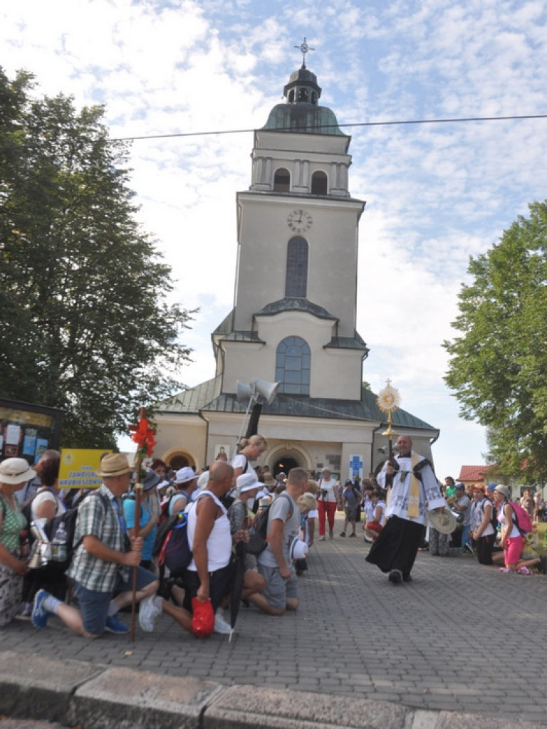 Biłgoraj ruszył na pątniczy szlak do Tronu Jasnogórskiej Pani (FOTO)