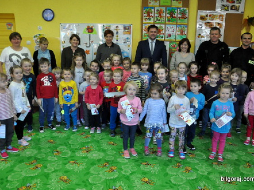 Noś odblaski, bądź widoczny - akcja posła Piotra Olszówki (FOTO)