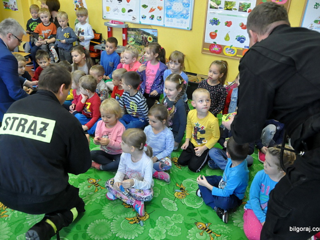 Noś odblaski, bądź widoczny - akcja posła Piotra Olszówki (FOTO)
