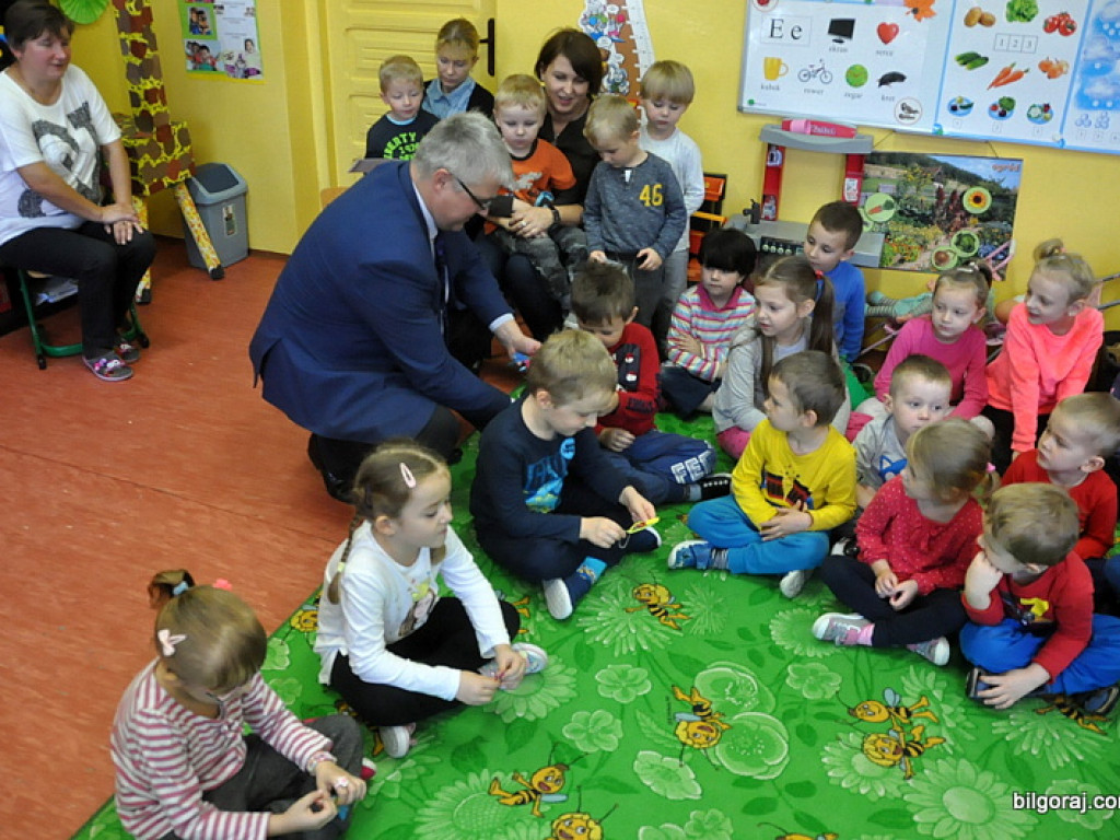 Noś odblaski, bądź widoczny - akcja posła Piotra Olszówki (FOTO)