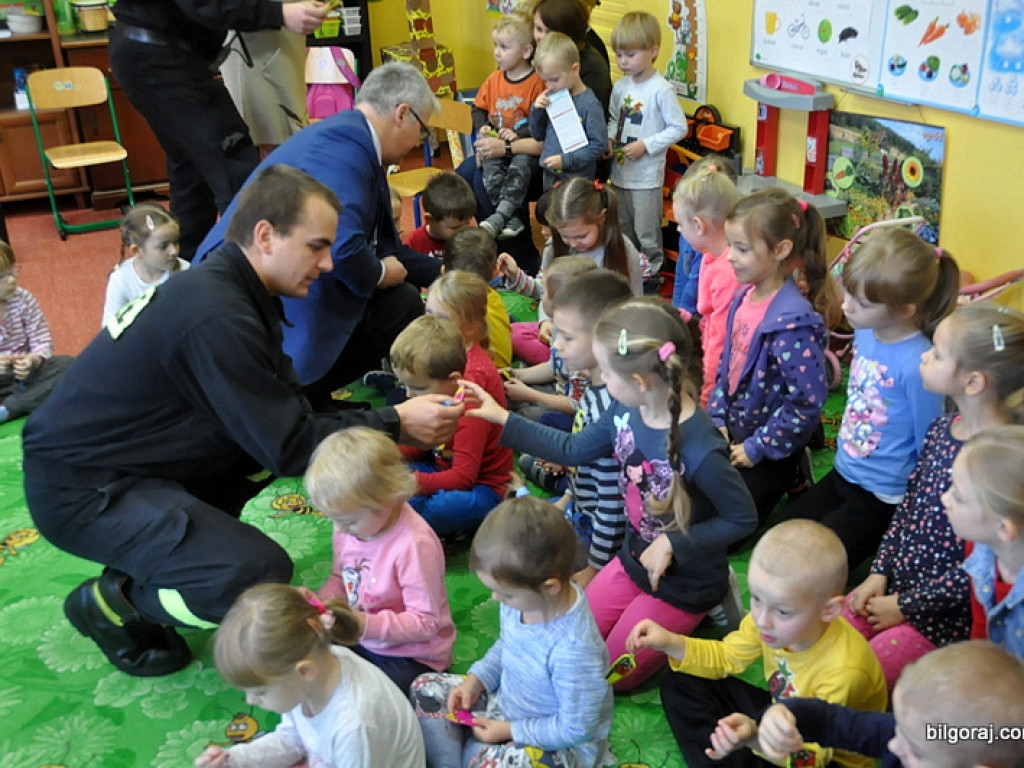 Noś odblaski, bądź widoczny - akcja posła Piotra Olszówki (FOTO)