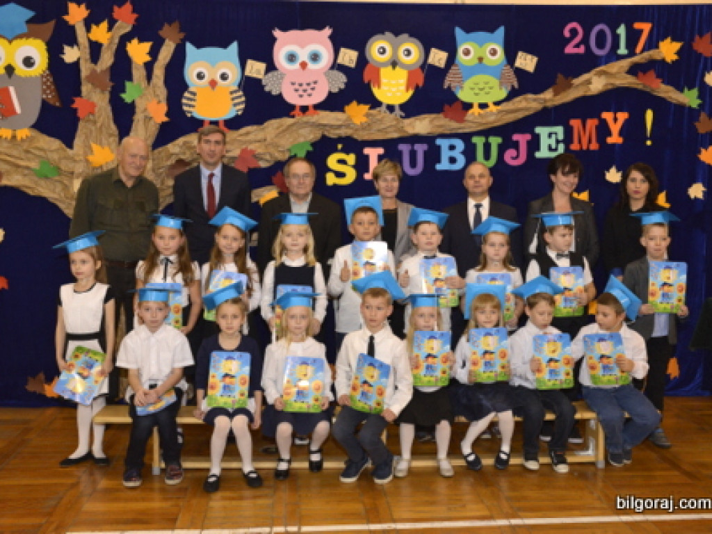 Ślubowanie uczniów klas I w Szkole Podstawowej Nr 3 z Oddziałami Integracyjnymi w Biłgoraju (FOTO)