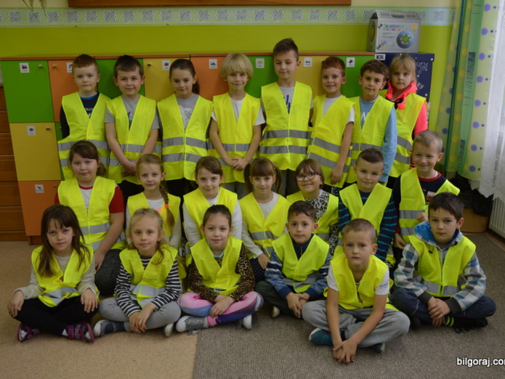 Ślubowanie uczniów klas I w Szkole Podstawowej Nr 3 z Oddziałami Integracyjnymi w Biłgoraju (FOTO)