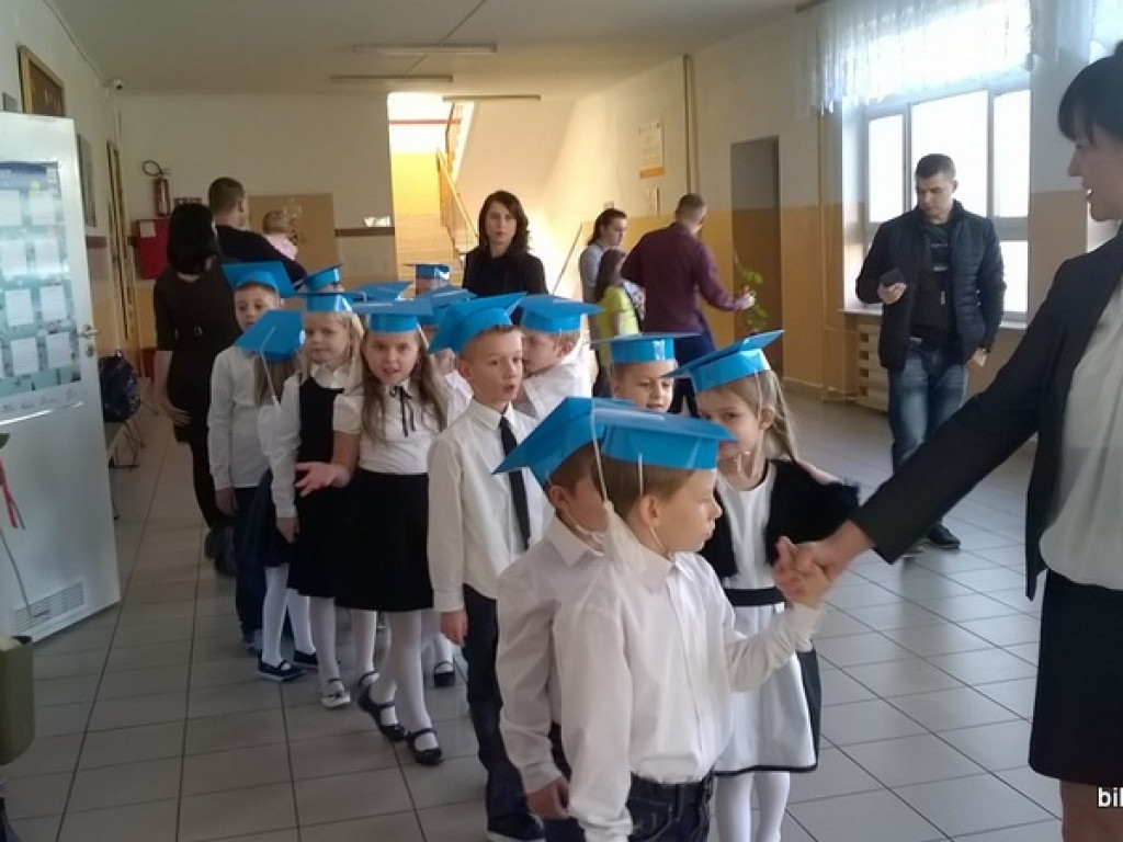 Ślubowanie uczniów klas I w Szkole Podstawowej Nr 3 z Oddziałami Integracyjnymi w Biłgoraju (FOTO)