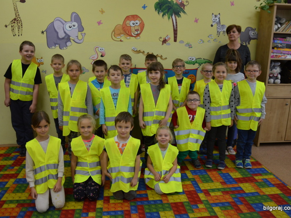Ślubowanie uczniów klas I w Szkole Podstawowej Nr 3 z Oddziałami Integracyjnymi w Biłgoraju (FOTO)