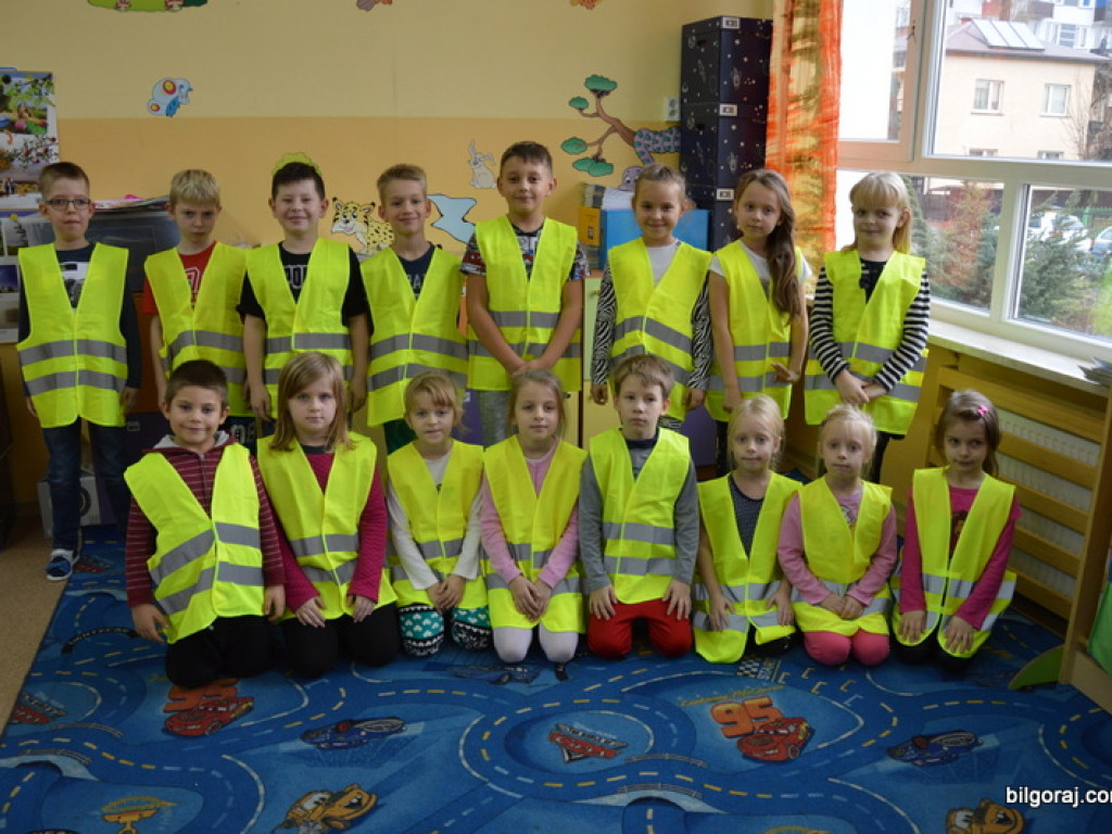 Ślubowanie uczniów klas I w Szkole Podstawowej Nr 3 z Oddziałami Integracyjnymi w Biłgoraju (FOTO)