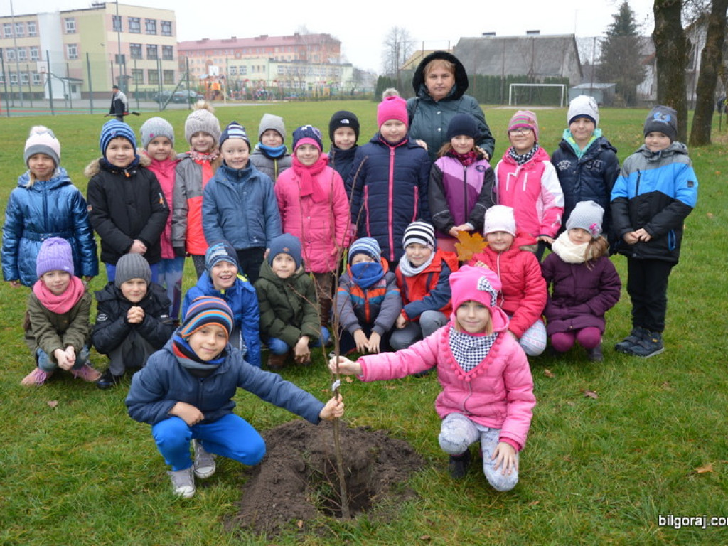 Ślubowanie uczniów klas I w Szkole Podstawowej Nr 3 z Oddziałami Integracyjnymi w Biłgoraju (FOTO)