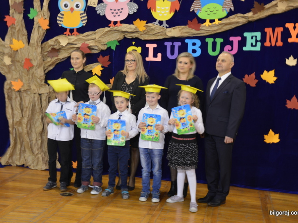 Ślubowanie uczniów klas I w Szkole Podstawowej Nr 3 z Oddziałami Integracyjnymi w Biłgoraju (FOTO)