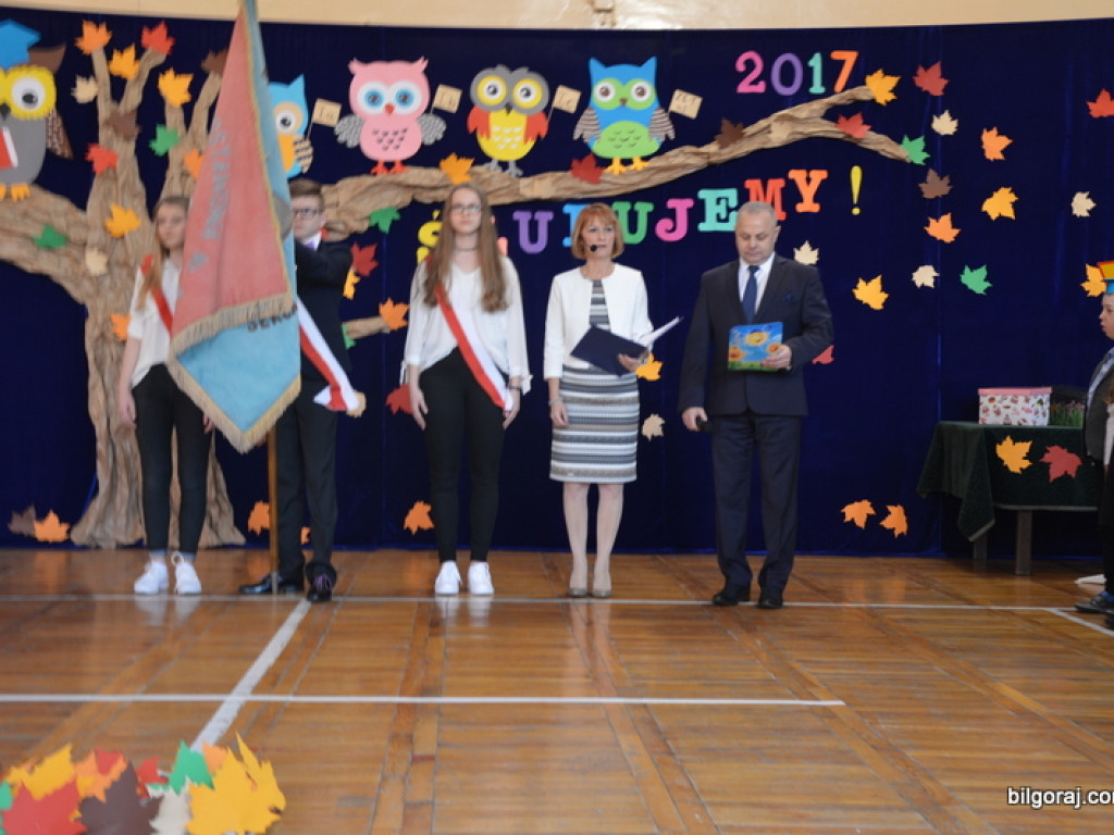 Ślubowanie uczniów klas I w Szkole Podstawowej Nr 3 z Oddziałami Integracyjnymi w Biłgoraju (FOTO)