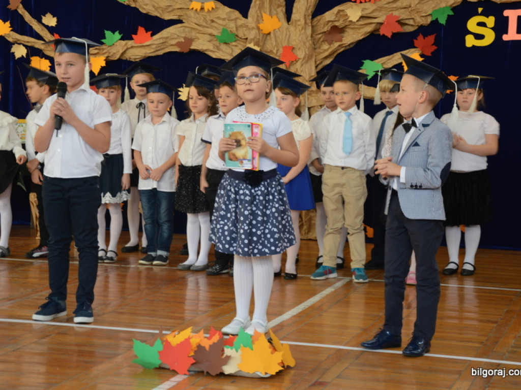 Ślubowanie uczniów klas I w Szkole Podstawowej Nr 3 z Oddziałami Integracyjnymi w Biłgoraju (FOTO)