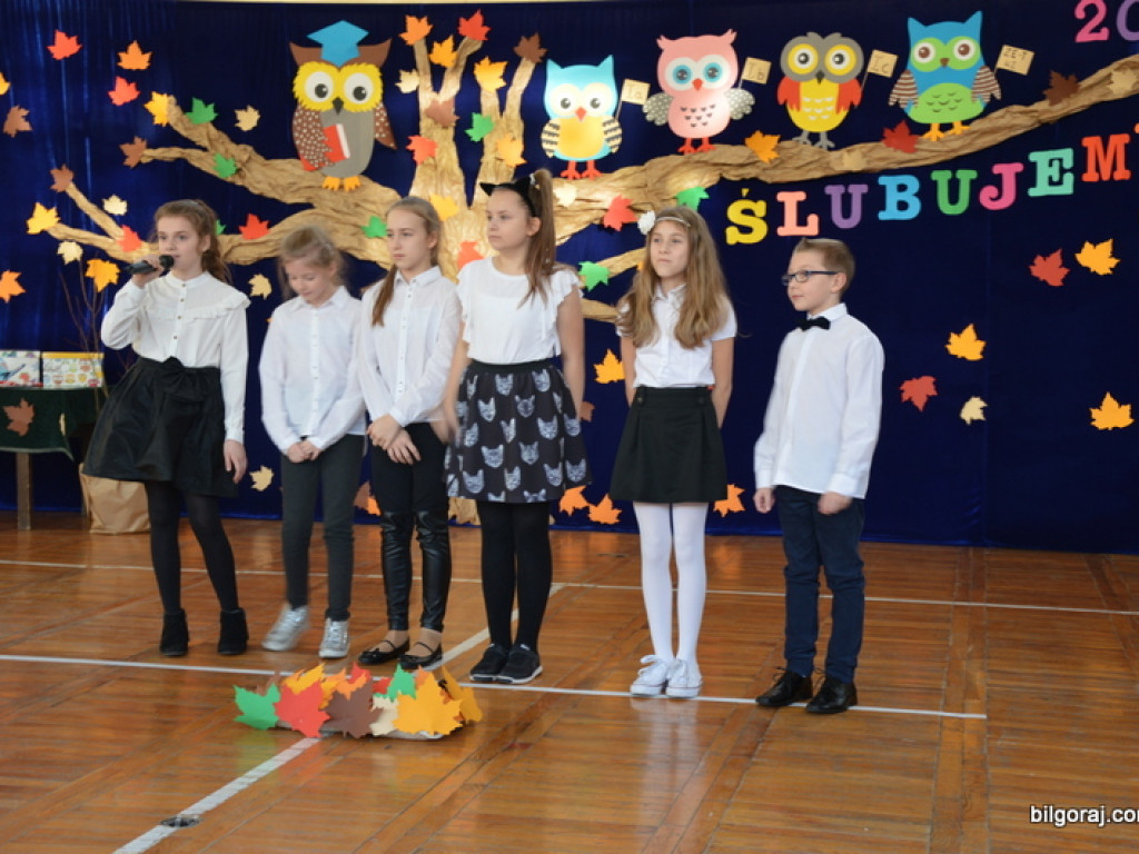 Ślubowanie uczniów klas I w Szkole Podstawowej Nr 3 z Oddziałami Integracyjnymi w Biłgoraju (FOTO)