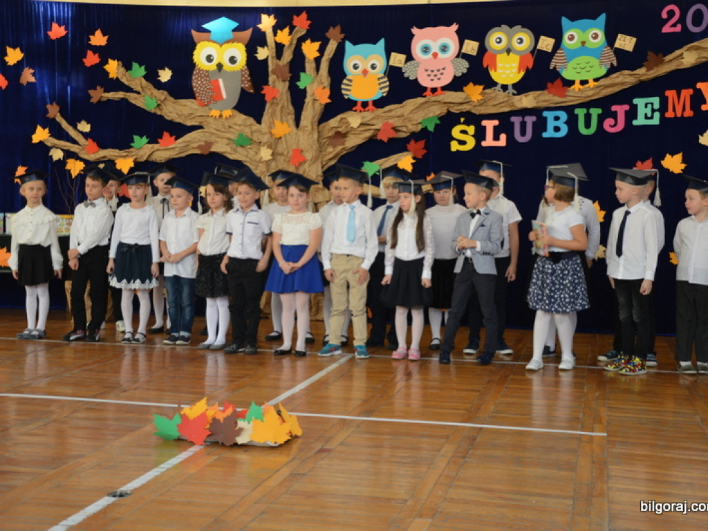 Ślubowanie uczniów klas I w Szkole Podstawowej Nr 3 z Oddziałami Integracyjnymi w Biłgoraju (FOTO)