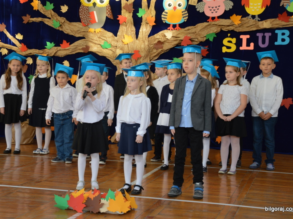 Ślubowanie uczniów klas I w Szkole Podstawowej Nr 3 z Oddziałami Integracyjnymi w Biłgoraju (FOTO)