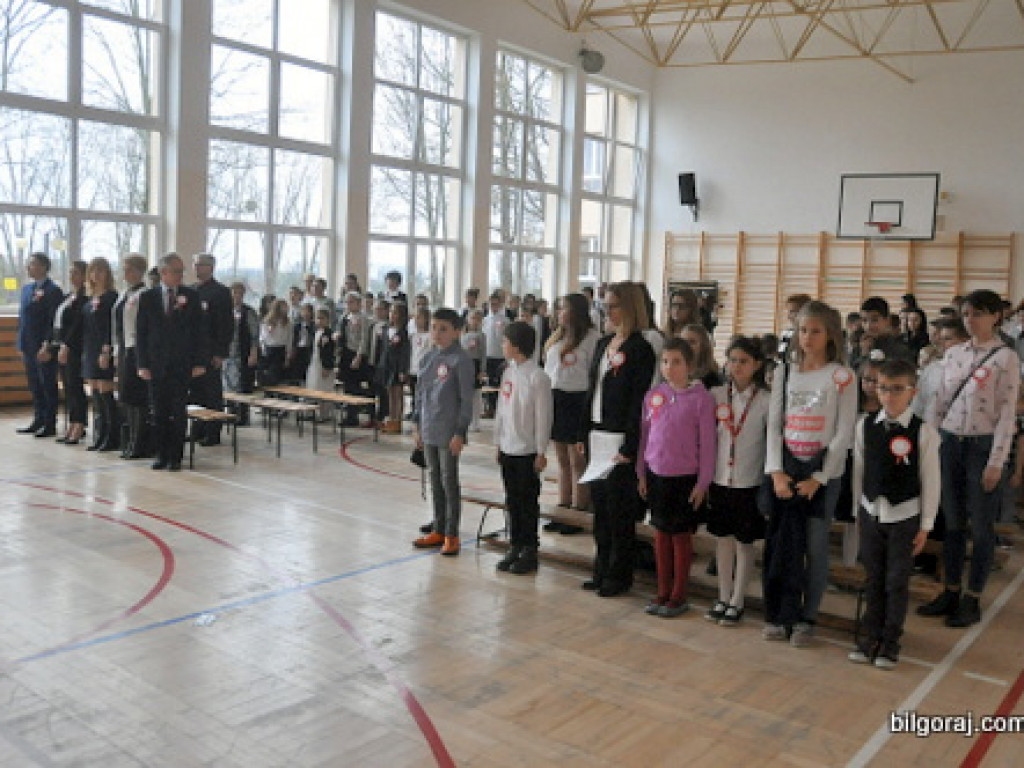 Nowy sztandar dla Szkoły Podstawowej Nr 4 w Biłgoraju (FOTO)