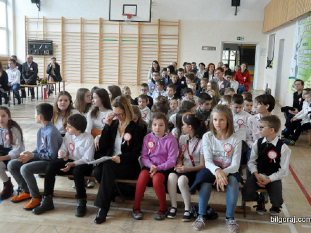 Nowy sztandar dla Szkoły Podstawowej Nr 4 w Biłgoraju (FOTO)