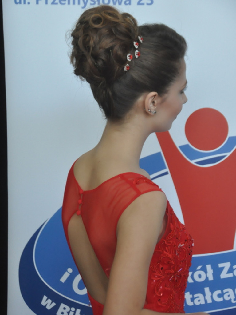 Fryzury, makijaż i stroje wieczorowe na pokazie w ZSZiO (FOTO)