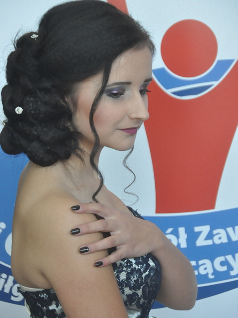 Fryzury, makijaż i stroje wieczorowe na pokazie w ZSZiO (FOTO)