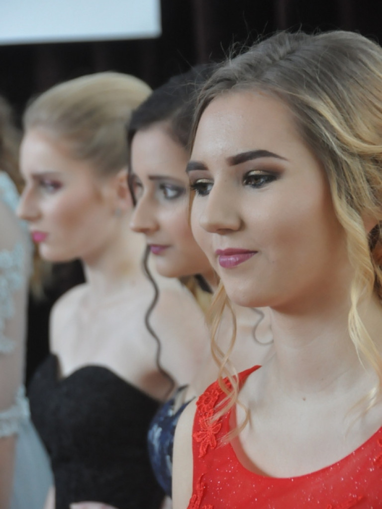 Fryzury, makijaż i stroje wieczorowe na pokazie w ZSZiO (FOTO)