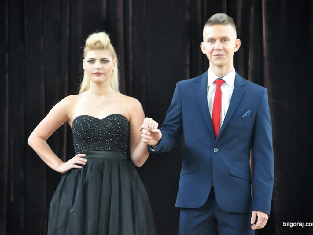 Fryzury, makijaż i stroje wieczorowe na pokazie w ZSZiO (FOTO)