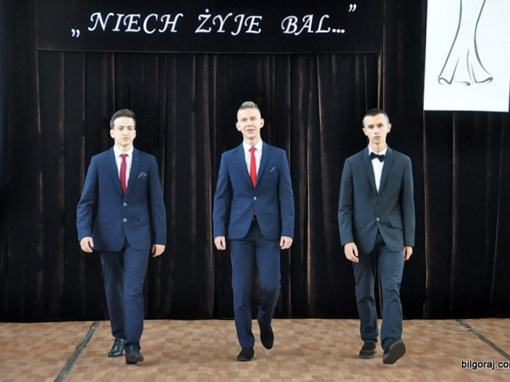 Fryzury, makijaż i stroje wieczorowe na pokazie w ZSZiO (FOTO)