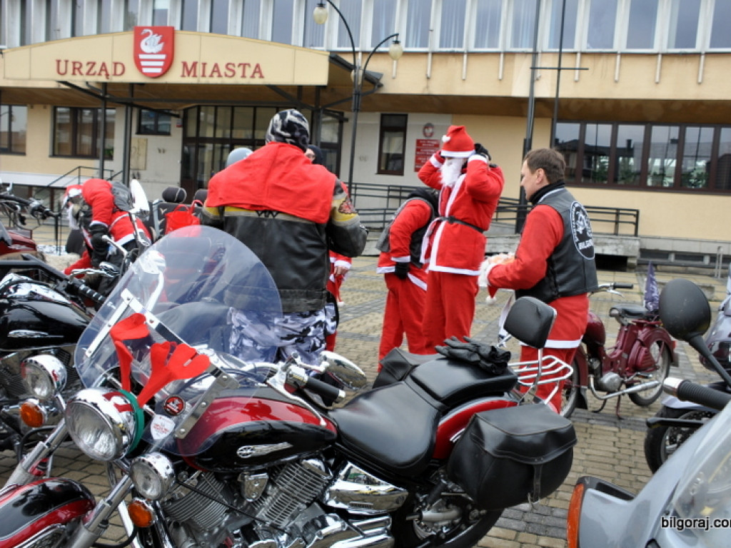 Mikołaje na motocyklach ruszyli sprawiać dzieciom przyjemność (FOTO)