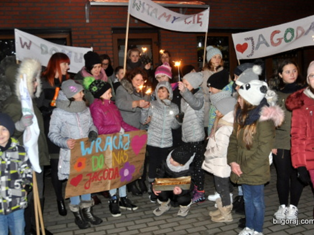 Powitanie Jagody. Były koleżanki i koledzy, nauczyciele i przyjaciele dziewczynki (FOTO)