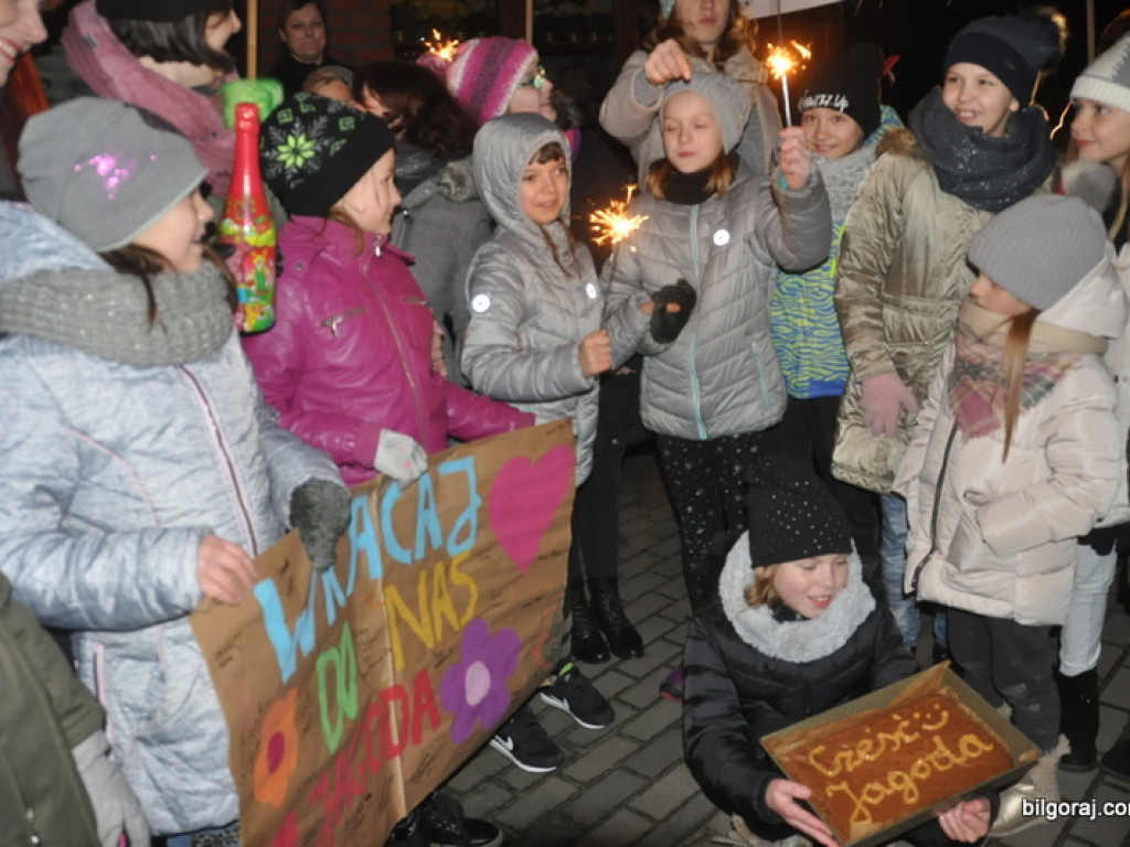 Powitanie Jagody. Były koleżanki i koledzy, nauczyciele i przyjaciele dziewczynki (FOTO)