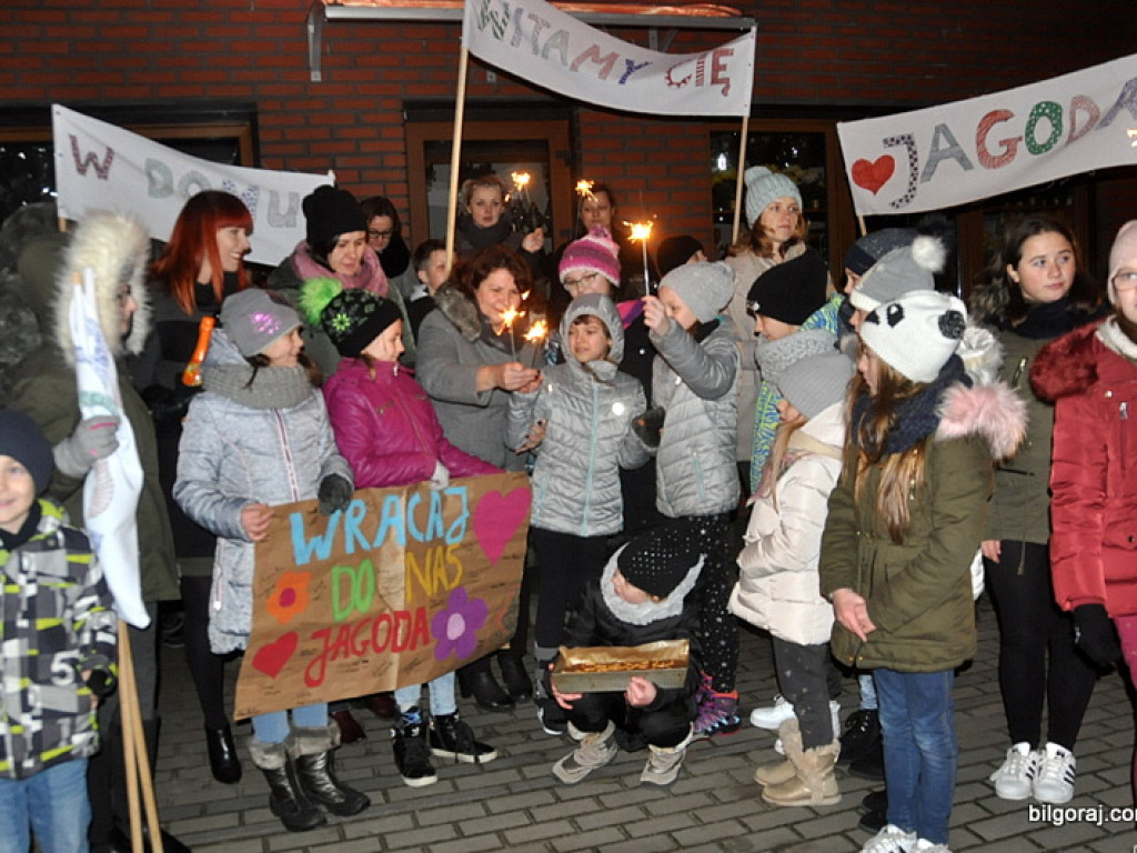 Powitanie Jagody. Były koleżanki i koledzy, nauczyciele i przyjaciele dziewczynki (FOTO)