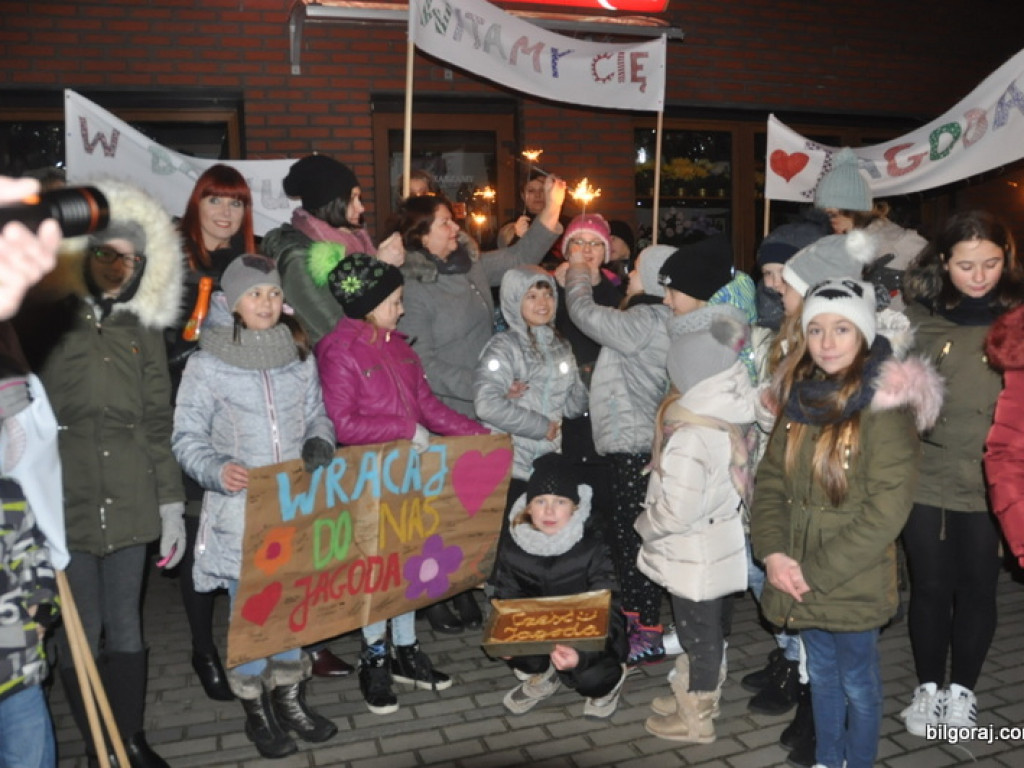 Powitanie Jagody. Były koleżanki i koledzy, nauczyciele i przyjaciele dziewczynki (FOTO)