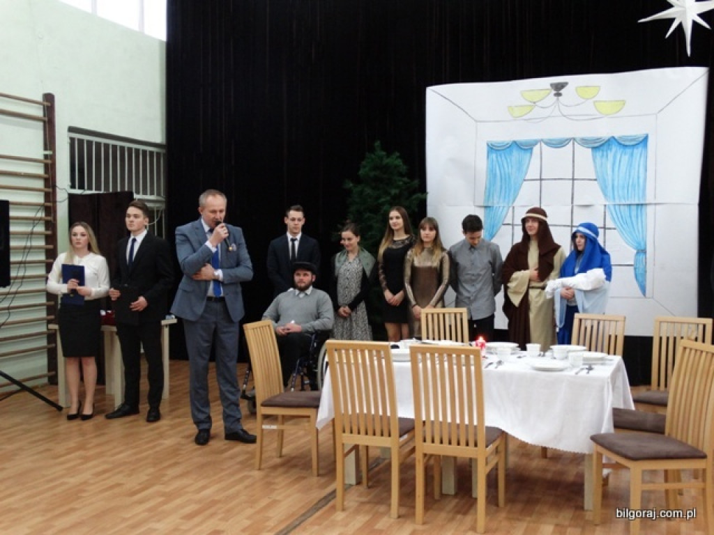Czy jesteśmy gotowi przyjąć do stołu drugiego człowieka? Jasełka w ZSZiO (FOTO)