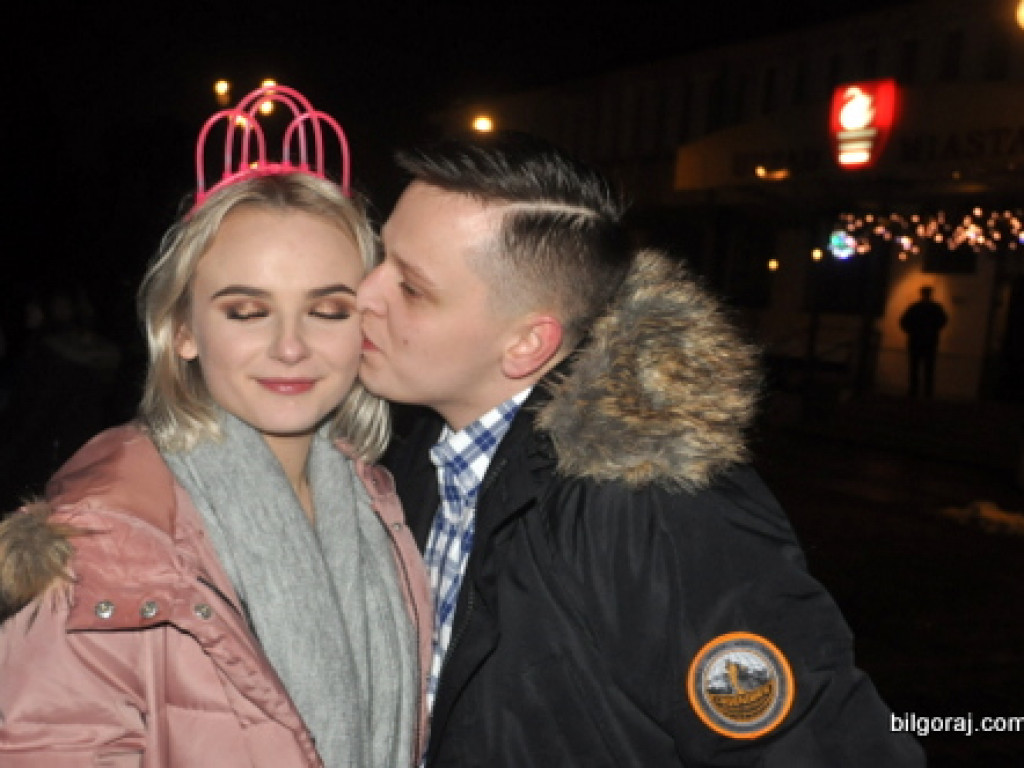 Mieszkańcy Biłgoraja przywitali Nowy Rok pod Ratuszem (FOTO)