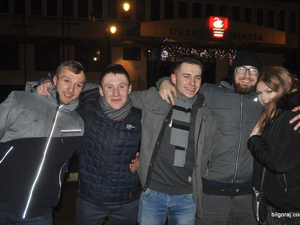 Mieszkańcy Biłgoraja przywitali Nowy Rok pod Ratuszem (FOTO)