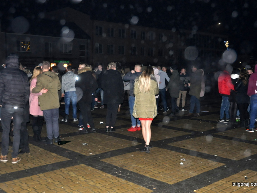 Mieszkańcy Biłgoraja przywitali Nowy Rok pod Ratuszem (FOTO)