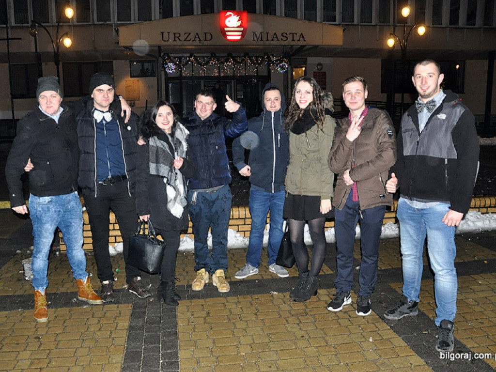Mieszkańcy Biłgoraja przywitali Nowy Rok pod Ratuszem (FOTO)