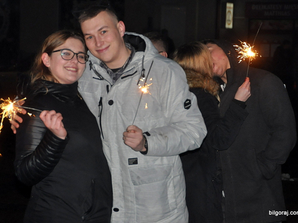 Mieszkańcy Biłgoraja przywitali Nowy Rok pod Ratuszem (FOTO)