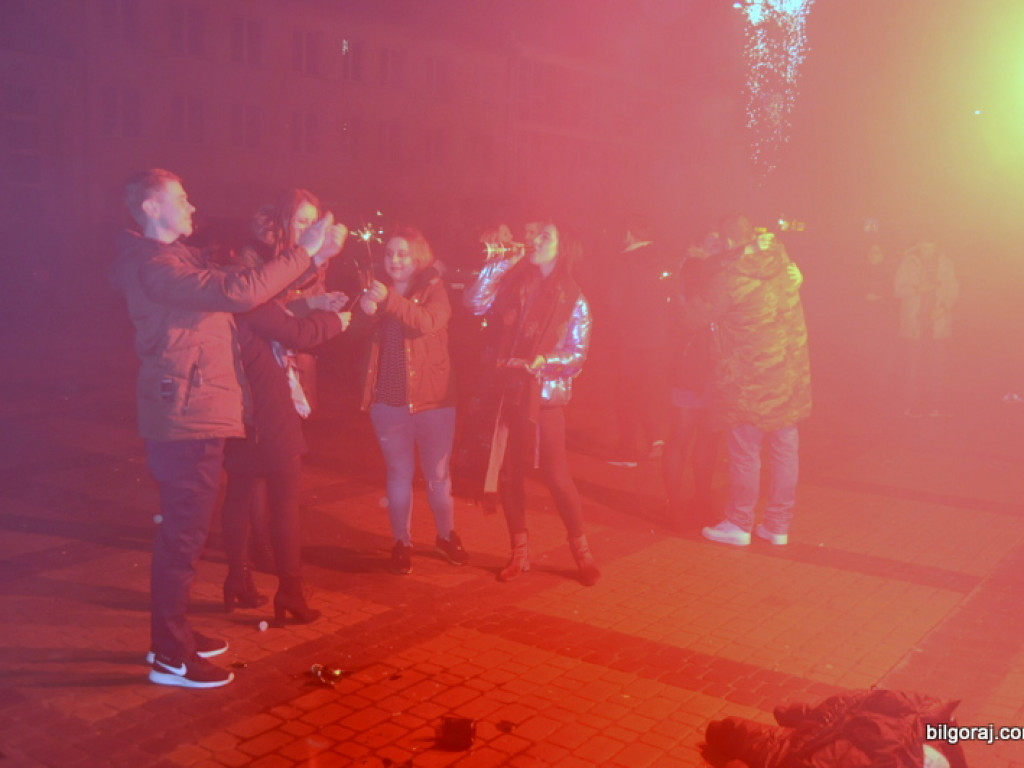 Mieszkańcy Biłgoraja przywitali Nowy Rok pod Ratuszem (FOTO)