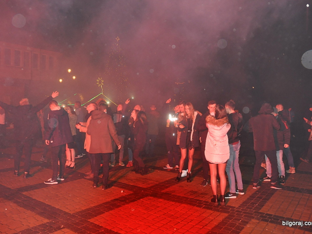 Mieszkańcy Biłgoraja przywitali Nowy Rok pod Ratuszem (FOTO)