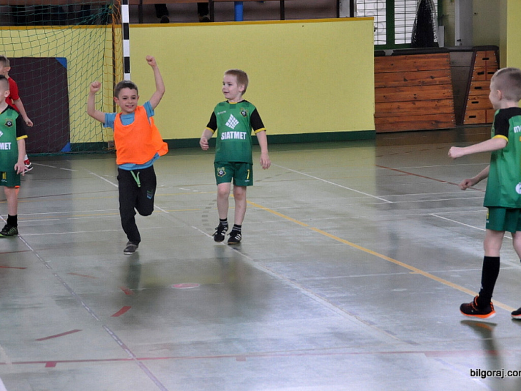 Sportowe zmagania małych piłkarzy (FOTO)