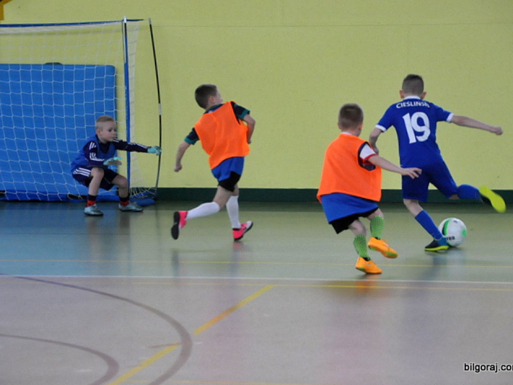 Sportowe zmagania małych piłkarzy (FOTO)