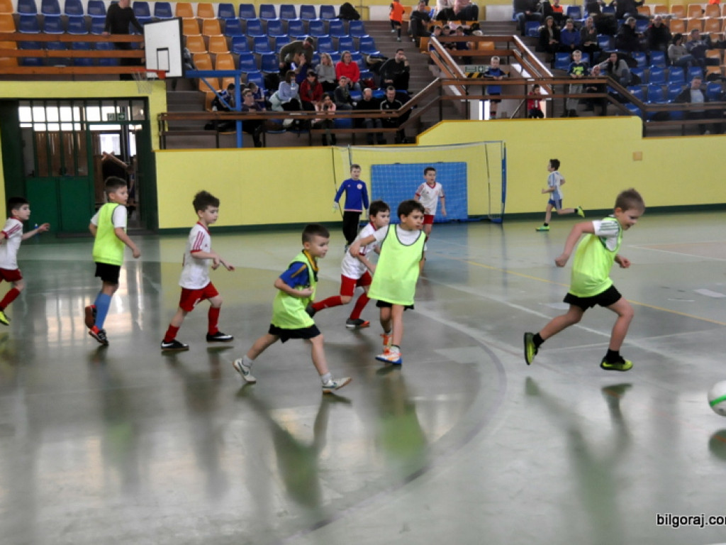Sportowe zmagania małych piłkarzy (FOTO)