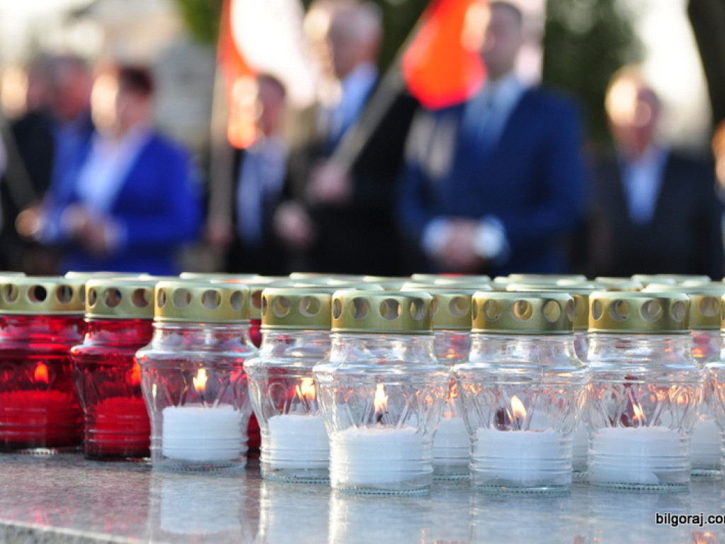 Biłgoraj pamięta o ofiarach zbrodni katyńskiej i ofiarach katastrofy Smoleńskiej (FOTO)