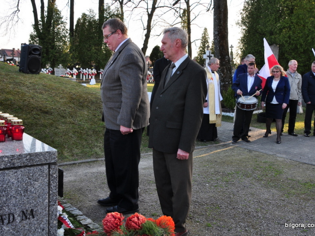Biłgoraj pamięta o ofiarach zbrodni katyńskiej i ofiarach katastrofy Smoleńskiej (FOTO)