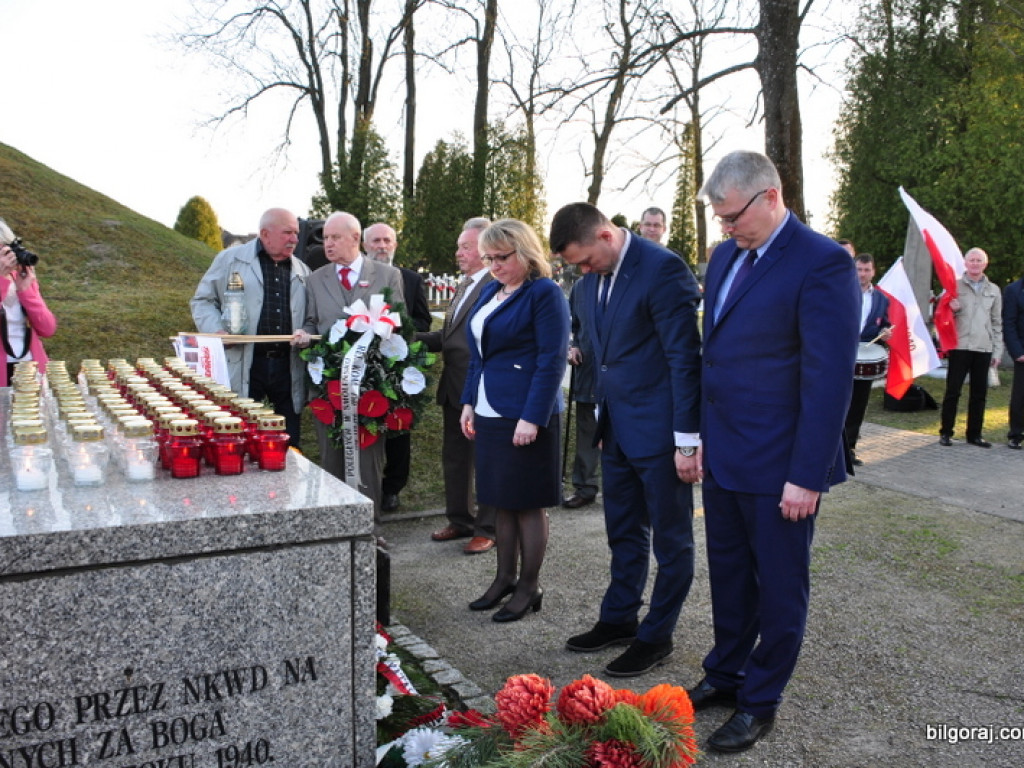 Biłgoraj pamięta o ofiarach zbrodni katyńskiej i ofiarach katastrofy Smoleńskiej (FOTO)
