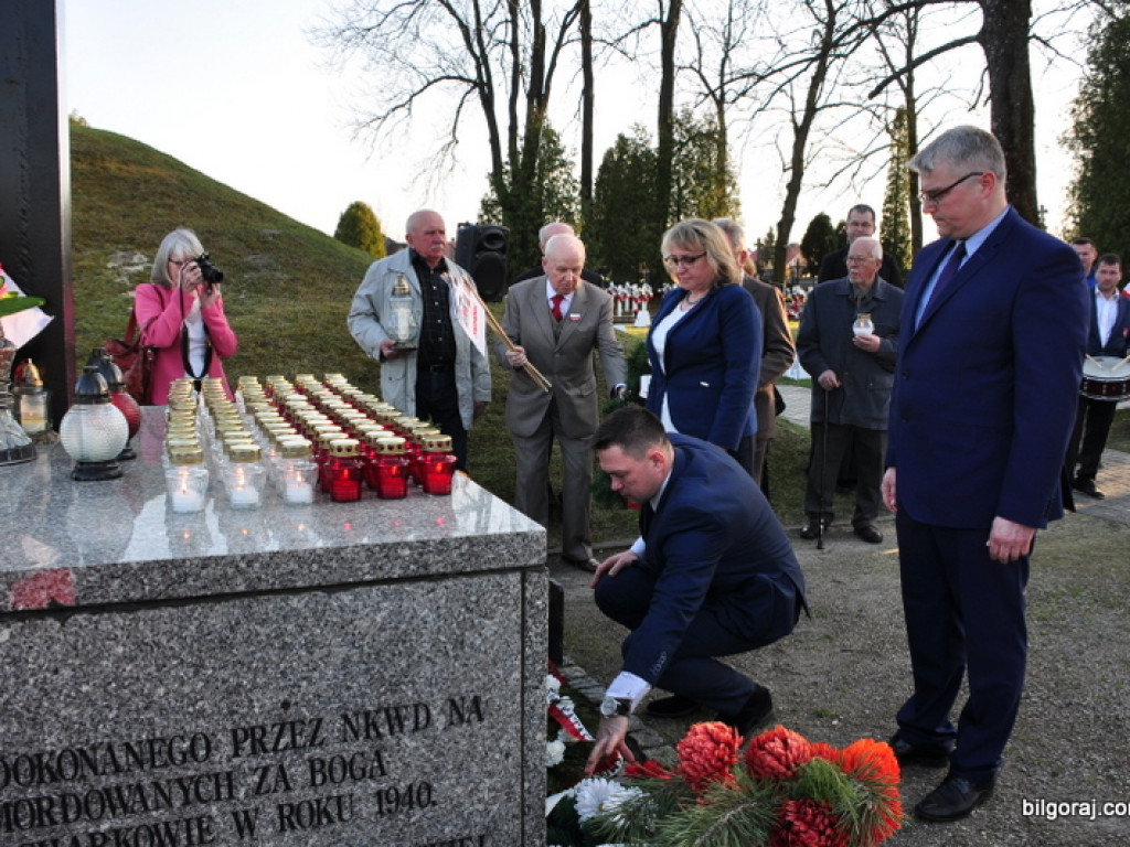 Biłgoraj pamięta o ofiarach zbrodni katyńskiej i ofiarach katastrofy Smoleńskiej (FOTO)