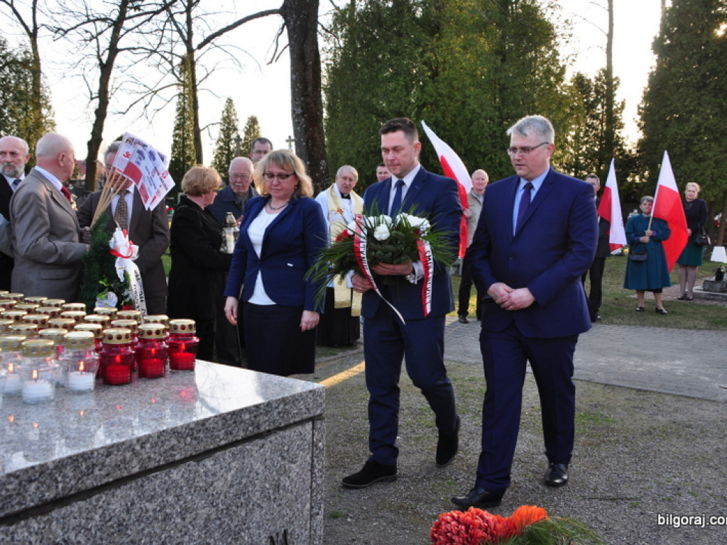 Biłgoraj pamięta o ofiarach zbrodni katyńskiej i ofiarach katastrofy Smoleńskiej (FOTO)