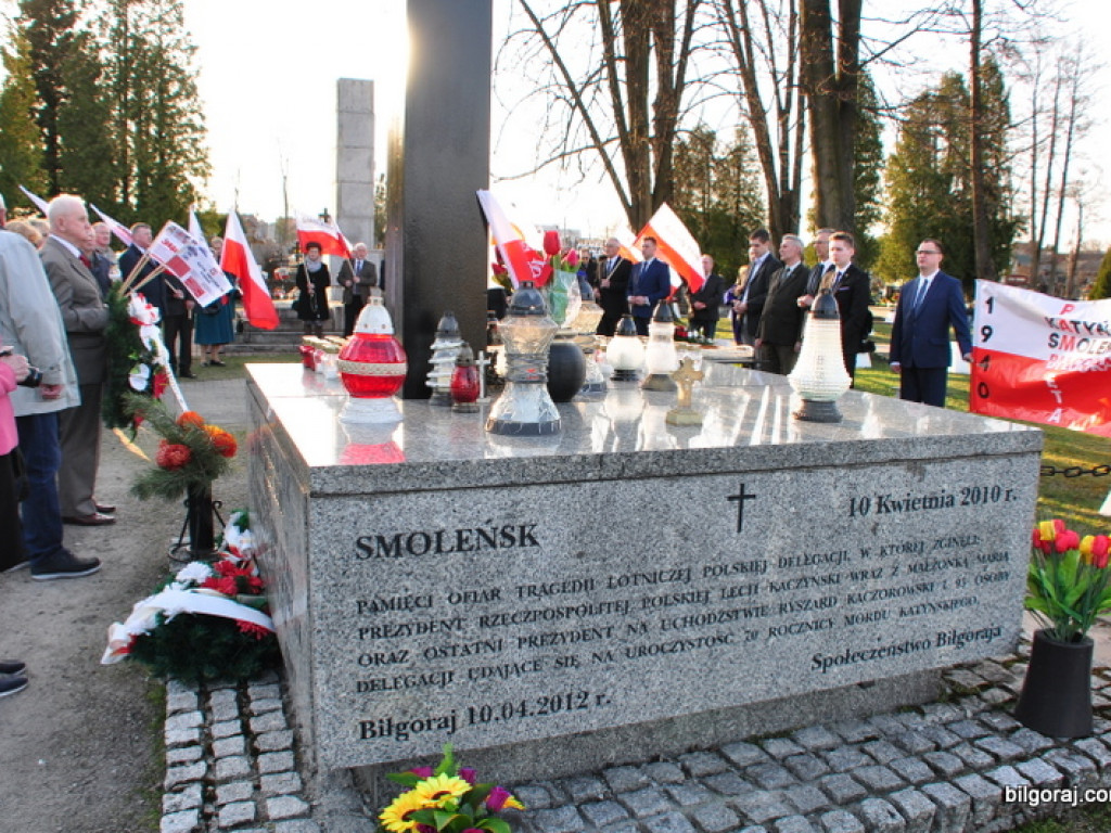Biłgoraj pamięta o ofiarach zbrodni katyńskiej i ofiarach katastrofy Smoleńskiej (FOTO)